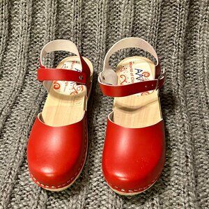 Brand New Super Cute Red Clog Sandals size 7.5 'AM-Toffeln' from World of Clogs!